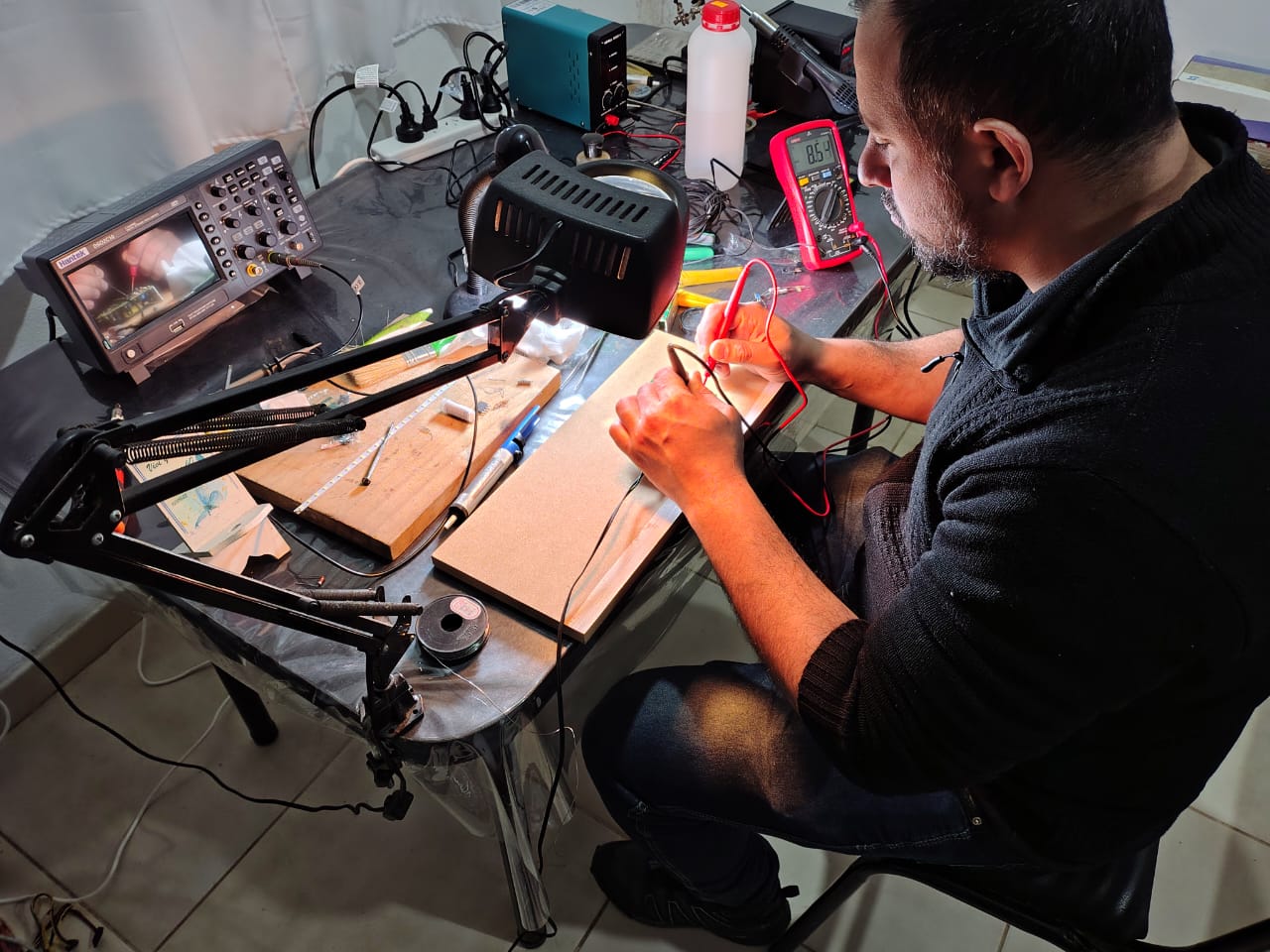 Diego Bartolo en su laboratorio de electrónica